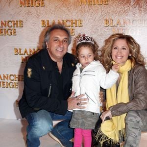 Sur Instagram, elle a partagé sa routine sportive à domicile.

Lara Fabian et Gerad Pullicino à la première du film "Blanche Neige" avec Lou à Paris le 1er avril 2012 PIX4U / BESTIMAGE