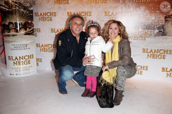Sur Instagram, elle a partagé sa routine sportive à domicile.

Lara Fabian et Gerad Pullicino à la première du film "Blanche Neige" avec Lou à Paris le 1er avril 2012 PIX4U / BESTIMAGE
