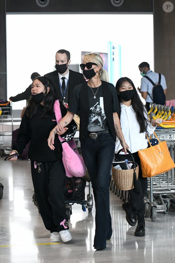 Exclusif - Laeticia Hallyday et ses filles Jade et Joy arrivent à l'aéroport de Roissy-Charles-de-Gaulle à Paris, le 27 juin 2021.©Agence / Bestimage