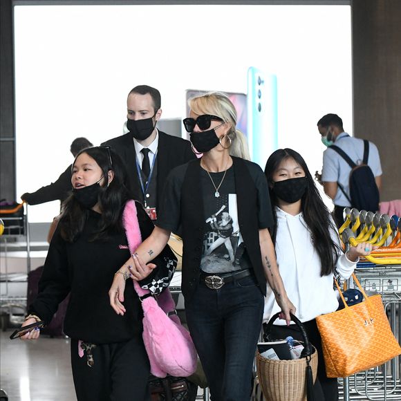 Exclusif - Laeticia Hallyday et ses filles Jade et Joy arrivent à l'aéroport de Roissy-Charles-de-Gaulle à Paris, le 27 juin 2021.©Agence / Bestimage