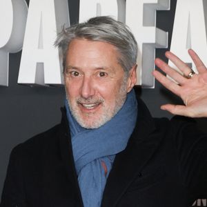 Il y a trouvé "une incroyable maison en briques roses du XIXème siècle", détaille Le Journal de la Maison.

Antoine de Caunes - Avant-première du film "Un parfait inconnu" au Grand Rex à Paris le 15 janvier 2025. © Coadic Guirec/Bestimage