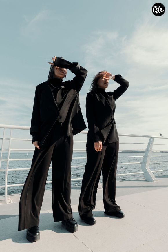Deux teintes se distinguent particulièrement par leur pouvoir d'attraction visuelle forte : le noir et le rouge. À l'inverse, le vert, lui, donnerait une allure plus douce.