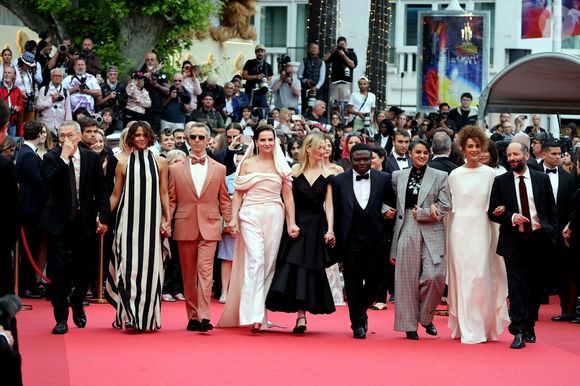 Le jury a décerné différents prix aux acteurs et cinéastes

Le jury : Hong Sangsoo, Halle Berry, Jeremy Strong, Juliette Binoche, Alba Rohrwacher, Dieudo Hamadi, Payal Kapadia, Leïla Slimani, Carlos Reygadas - Montée des marches du film « Partir un jour » pour la cérémonie d’ouverture du 78ème Festival International du Film de Cannes, au Palais des Festivals à Cannes. Le 13 mai 2025
© Jacovides-Moreau / Bestimage