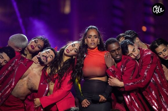 Mais plutôt que de céder à la colère, la chanteuse a cherché à comprendre ce qui l'entourait. Elle voulait qu'on lui explique, elle voulait “comprendre le monde. 

Amel Bent lors de l'enregistrement de l'émission "La Grande soirée du 31 de Paris", diffusée le 31 décembre sur France 2 © Guebey-Tribeca/Bestimage