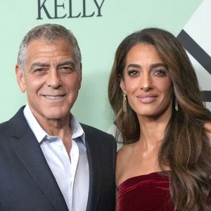 Amal Clooney a ébloui le tapis rouge.
George Clonney et Amal Clooney assistent à la première sur le tapis rouge de « Jay Kelly » lors de la soirée d'ouverture du 63e Festival du film de New York. Alice Tully Hall, Lincoln Center, New York.  © Sonia Moskowitz Gordon/ZUMA Press Wire