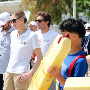 La princesse Charlène de Monaco et son frère Gareth Wittstock lors de la journée "Water Safety Day, pour la prévention de la noyade" sur la plage du Larvotto de Monaco, le 17 juin 2025. Cet événement est organisé par sa Fondation, le Centre de Sauvetage Aquatique de Monaco (CSAM) en partenariat avec la Croix-Rouge monégasque. © Claudia Albuquerque/Bestimage