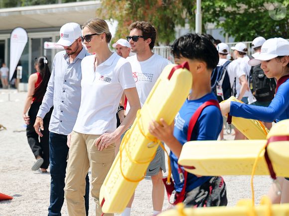 La princesse Charlène de Monaco et son frère Gareth Wittstock lors de la journée "Water Safety Day, pour la prévention de la noyade" sur la plage du Larvotto de Monaco, le 17 juin 2025. Cet événement est organisé par sa Fondation, le Centre de Sauvetage Aquatique de Monaco (CSAM) en partenariat avec la Croix-Rouge monégasque. © Claudia Albuquerque/Bestimage