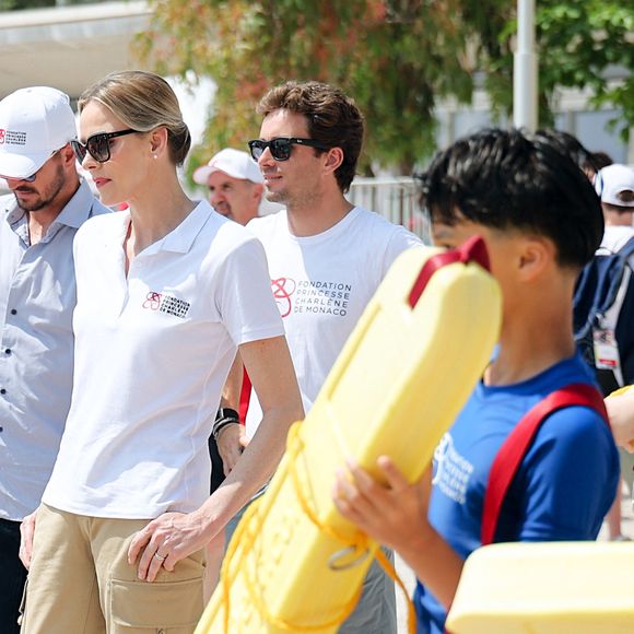 La princesse Charlène de Monaco et son frère Gareth Wittstock lors de la journée "Water Safety Day, pour la prévention de la noyade" sur la plage du Larvotto de Monaco, le 17 juin 2025. Cet événement est organisé par sa Fondation, le Centre de Sauvetage Aquatique de Monaco (CSAM) en partenariat avec la Croix-Rouge monégasque. © Claudia Albuquerque/Bestimage