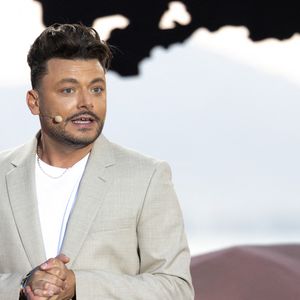 Kev Adams - Enregistrement de l'émission "L'humour à la plage" pour la 2eme édition du festival de Juan les Pins à la pinède Gould le 27 juin 2025. © Bruno Bebert / Bestimage