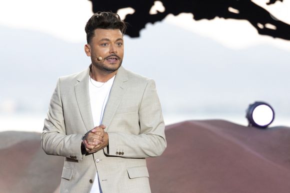 Kev Adams - Enregistrement de l'émission "L'humour à la plage" pour la 2eme édition du festival de Juan les Pins à la pinède Gould le 27 juin 2025. © Bruno Bebert / Bestimage