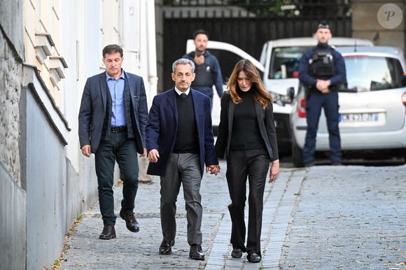 Nicolas Sarkozy, accompagné de sa femme Carla Bruni, sort de son domicile pour être incarcéré à la prison de La Santé à Paris, France, le 21 octobre 2025.

© Bestimage