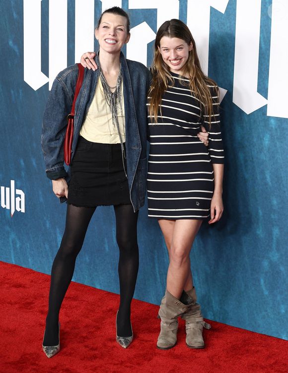 Hollywood, CA La première de 'Dracula' a eu lieu au TCL Chinese Theater à Hollywood, Californie le 03/02/2026.

Sur la photo : Milla Jovovich, Ever Anderson 

Photo : Backgrid USA / Bestimage