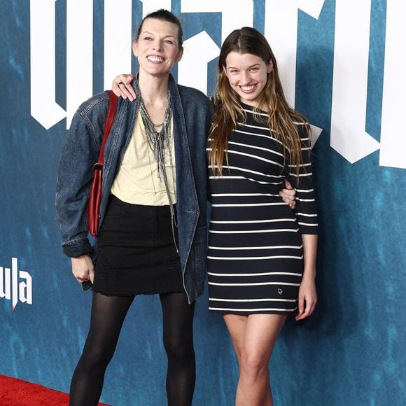 Hollywood, CA La première de 'Dracula' a eu lieu au TCL Chinese Theater à Hollywood, Californie le 03/02/2026.

Sur la photo : Milla Jovovich, Ever Anderson 

Photo : Backgrid USA / Bestimage