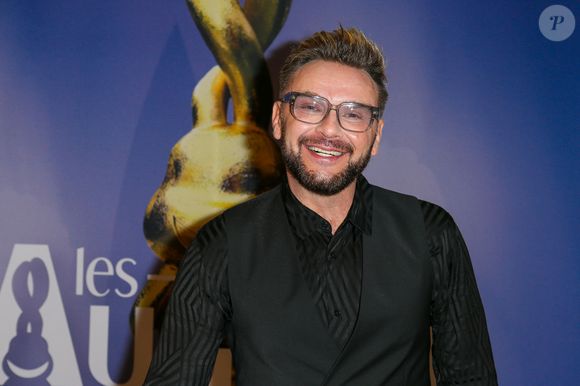 En interview, l'humoriste a justement balayé d'un revers de la main certains idées reçues qui pourraient circuler à son sujet, notamment autour de l'endroit où il vit.

Jean-Philippe Janssens (Jeanfi) -  Première cérémonie des "Auguste de l'humour"  récompensant les spectacles de stand up comedy et les performances humoristiques, à la salle "Nouveau Siècle" à Lille, dans le nord de la France, le 3 février 2025. © Stéphane Vansteenkiste/Bestimage
