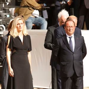 Julie Gayet et son compagnon Francois Hollande lors de la cérémonie d'hommage national à Jean-Paul Belmondo à l'Hôtel des Invalides à Paris, France, le 9 septembre 2021. © Christophe Aubert via Bestimage