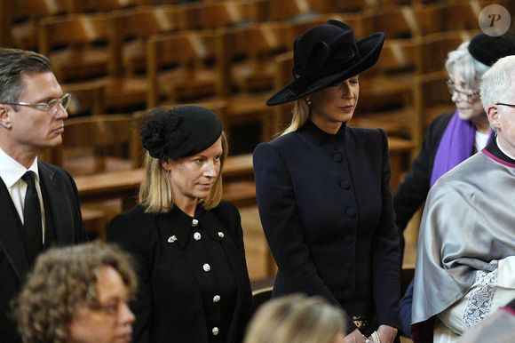 Lady Amelia Windsor (à gauche) et Lady Gabriella Windsor arrivent à la messe de requiem pour la duchesse de Kent, à la cathédrale de Westminster, dans le centre de Londres. Date de la photo. 16 septembre 2025. © PA Photo/ Bestimage