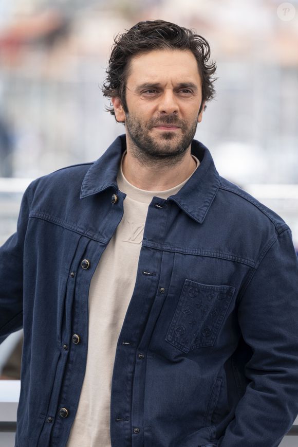 Pio Marmaï au photocall de Le Roi Soleil lors du 78ème Festival International du Film de Cannes, au Palais des Festivals à Cannes, France, le 18 mai 2025. © Jacovides-Moreau/Bestimage