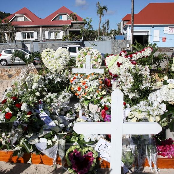 Illustration de la tombe de Johnny Hallyday au cimetière de Lorient sur l'Ile Saint-Barthélemy le 11 décembre 2017. La tombe est ornée du traditionnel coeur de Saint Barth en pierre pour l'éternité.