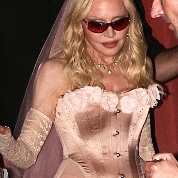 Los Angeles, CA Madonna et son petit ami Akeem Morris ont été aperçus quittant The Abbey après avoir célébré la sortie de son quinzième album studio Confessions II à West Hollywood. 25 avril 2026

Photo : Backgrid USA / Bestimage