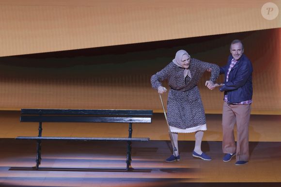 "C'est difficile de déterminer clairement, mais pour beaucoup c'est ma grand-mère paternelle, qui faisait 1m25 et qui portait des sceaux d'eau d'1 kilo dans chaque main."

Exclusif - Les Bodin’s - Tournage de l'émission "Sketch Story", présentée par L.Boccolini. Le 12 septembre 2022
© Jack Tribeca / Bestimage