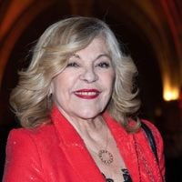 Nicoletta : dans son appartement parisien, son piano trône au cœur du salon, dans un intérieur à son image