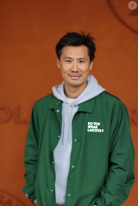 Et cela pour une raison bien précise : il se bat pour obtenir autant de temps de garde que la mère de ses deux enfants.

Frédéric Chau au village lors des Internationaux de France de tennis de Roland Garros 2024, à Paris, France, le 27 mai 2024. © Jacovides-Moreau/Bestimage