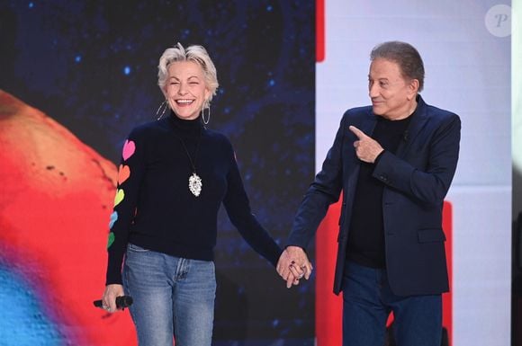 Exclusif - Lio et Michel Drucker - Enregistrement de l'émission Vivement dimanche au studio Rive gauche , presentée par Michel Drucker . Diffusion sur France 3 le 30 novembre 2025. © Guillaume Gaffiot / Bestimage