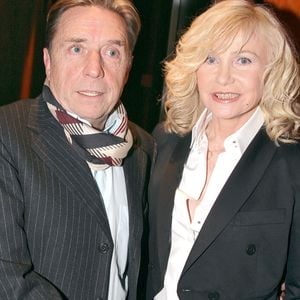 EXCLUSIF. La chanteuse française Michele Torr pose en coulisses avec Pascal Sevran après avoir joué sur la scène de l'Olympia à Paris, France, le 11 mars 2005. Photo par Benoit Pinguet/ABACA.