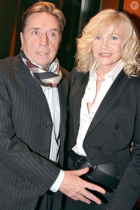EXCLUSIF. La chanteuse française Michele Torr pose en coulisses avec Pascal Sevran après avoir joué sur la scène de l'Olympia à Paris, France, le 11 mars 2005. Photo par Benoit Pinguet/ABACA.