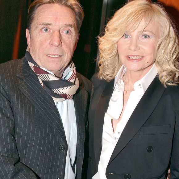 EXCLUSIF. La chanteuse française Michele Torr pose en coulisses avec Pascal Sevran après avoir joué sur la scène de l'Olympia à Paris, France, le 11 mars 2005. Photo par Benoit Pinguet/ABACA.