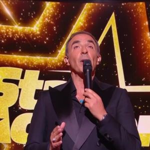 Nikos Aliagas sur prime de la tournée de la Star Academy diffusé le 13 décembre 2025. Photo : Capture d'écran TF1/Star Academy