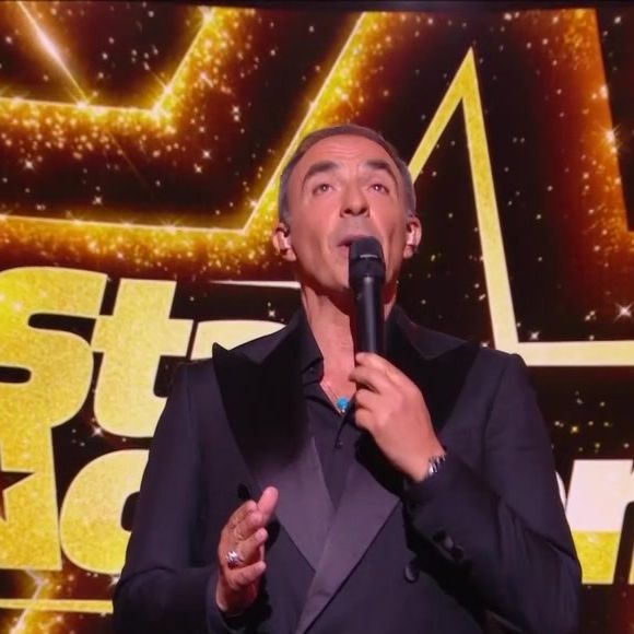 Nikos Aliagas sur prime de la tournée de la Star Academy diffusé le 13 décembre 2025.  Photo : Capture d'écran TF1/Star Academy