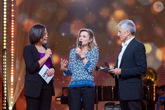 Exclusif - Karine Baste, Axelle Davezac, directrice générale de la Fondation de France, Nagui sur le plateau de l’émission “Unis pour Mayotte” diffusée en direct sur France 2, qui a permis de récolter plus de 5 millions de dons le 17 décembre 2024.
© Pierre Perusseau / Bestimage