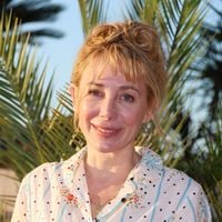 Si Julie Depardieu s'est calmée avec la cinquantaine, il y a une chose qu'elle n'arrive pas à arrêter et ça dure "toute la journée"