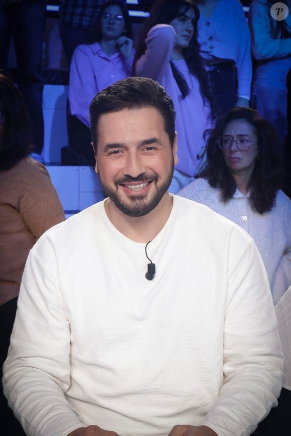 En cause, des douleurs "insupportables" qui partent d'un rein. Depuis son lit d'hôpital, Moundir a raconté ce qu'il traverse depuis plusieurs jours. Exclusif - Moundir - Sur le plateau de l’émission TPMP (Touche Pas à Mon Poste) présentée en direct par C.Hanouna et diffusée sur C8 le 4 décembre 2023. © Jack Tribeca / Bestimage