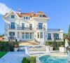 En 1998, la couronne royale a acquis cette demeure de 3 000m2, dont 900 m2 de jardins, pour en faire le Consulat d’Angleterre.

Instagram @dreamtravel21