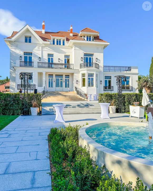 En 1998, la couronne royale a acquis cette demeure de 3 000m2, dont 900 m2 de jardins, pour en faire le Consulat d’Angleterre.

Instagram @dreamtravel21