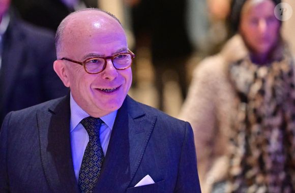 Il s'agit de la Légion d'honneur, remise par Bernard Cazeneuve lui-même.

Bernard Cazeneuve au dîner annuel du CRIF ( Conseil représentatif des institutions juives de France) au Carrousel du Louvre à Paris le 19 février 2026

© Christian Liewig / Bestimage