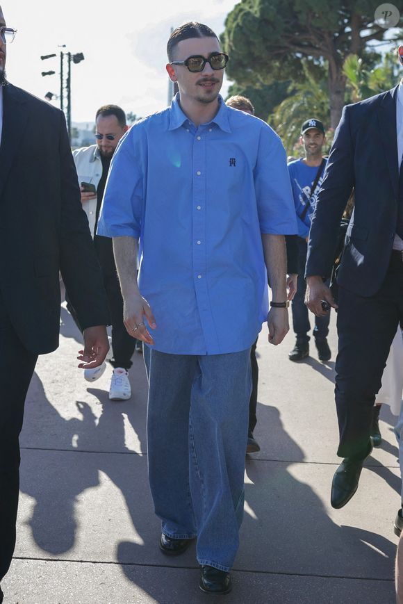 Le chanteur français Pierre Garnier sur la Croisette à Cannes, France, le 16 mai 2024. Photo by Aissaoui Nacer/Splash News/ABACAPRESS.COM