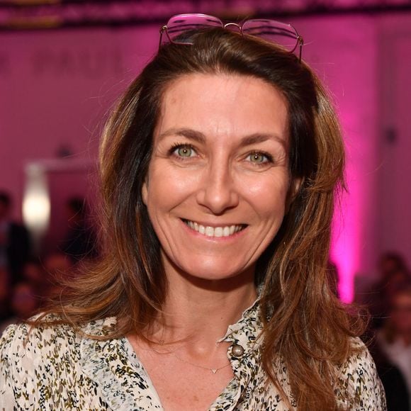 Cette transition, à la fois professionnelle et intime, fut teintée d’une appréhension sincère. "Je venais d'accoucher, donc je n'aurais pas été la reporter de terrain disponible à 100 %."

Anne-Claire Coudray - 10ème édition du Prix de la Femme d'Influence au musée de l'homme à Paris le 5 décembre 2023 © Veeren/Bestimage