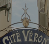 Situé dans la Cité Véron, à deux pas du Moulin Rouge, il est figé dans le temps.

Visite de l'appartement de Boris Vian, resté intact des décennies après son départ.
