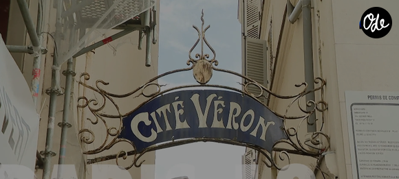 Situé dans la Cité Véron, à deux pas du Moulin Rouge, il est figé dans le temps.

Visite de l'appartement de Boris Vian, resté intact des décennies après son départ.