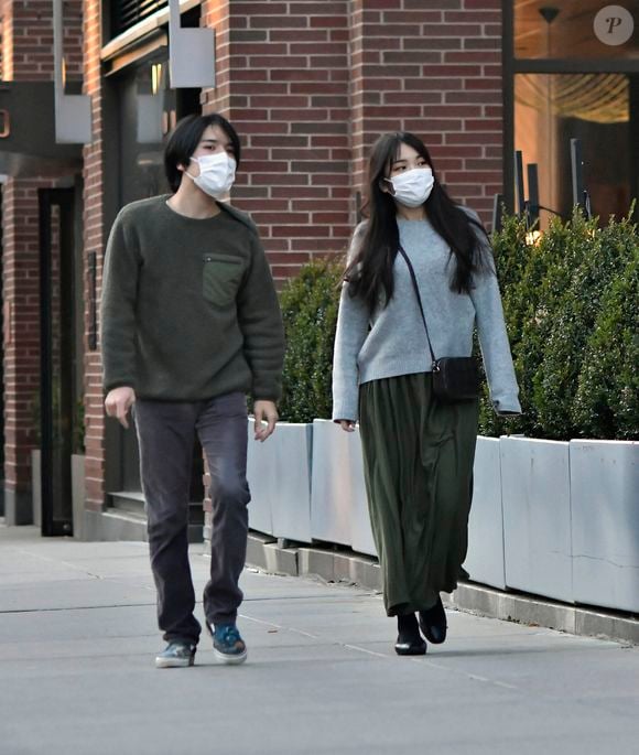 Exclusif - L'ancienne princesse japonaise Mako et son mari Kei Komuro se baladent dans les rues de New York City, New York, Etats-Unis, le 12 décembre 2021. The ImageDirect / Bestimage