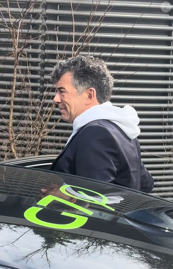 Stéphane Plaza en larmes à la sortie de son procès après avoir été reconnu coupable de "violences habituelles par concubin" et condamné à 12 mois de prison avec sursis, à Paris, France, le 18 février 2025.  © Florian Savina/Bestimage