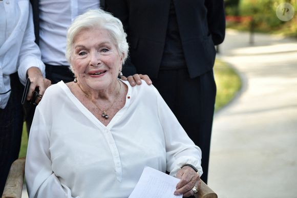 La chanteuse et actrice française Line Renaud regarde l'inauguration du "Jardin des Ambassadeurs-Line Renaud" à Paris, France, le 2 octobre 2023. Photo by Firas Abdullah/ABACAPRESS.COM
