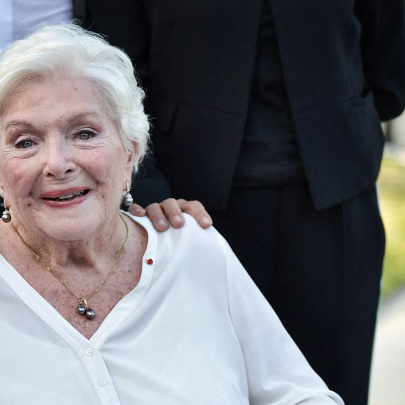 La chanteuse et actrice française Line Renaud regarde l'inauguration du "Jardin des Ambassadeurs-Line Renaud" à Paris, France, le 2 octobre 2023. Photo by Firas Abdullah/ABACAPRESS.COM