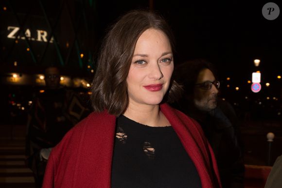 Marion Cotillard enceinte arrive à l’avant-première du film "Rock'n Roll" au Pathé Beaugrenelle à Paris le 13 février 2017. Agence / Bestimage