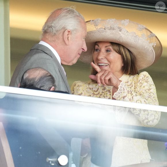Le roi Charles III d'Angleterre et Carole Middleton - Les royautés assistent à la course hippique Royal Ascot (Jour 2), le 18 juin 2025. © Julien Burton/Bestimage