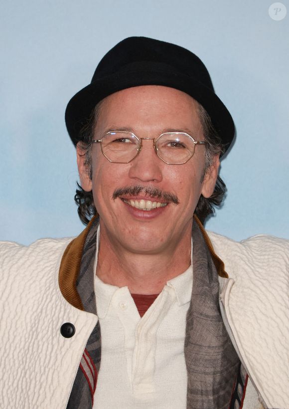 Il l'a qualifié de ville "lisse, ascétique, presque sans relief".

Reda Kateb à l'avant-première du film "Sur un fil" au cinéma Le Grand Rex à Paris, France, le 19 octobre 2024. © Coadic Guirec/Bestimage