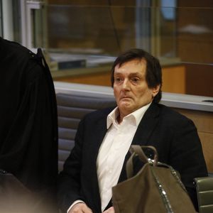 Pierre Palmade au tribunal de Melun avec ses avocats pour son procès pour blessures involontaires à la suite d'un accident de la route en février 2023 dans lequel sa voiture a percuté un autre véhicule à Melun.

© Christophe Clovis / Bestimage